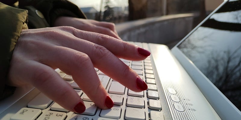 Hands typing on a computer - 800x400px